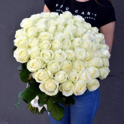 A bouquet of white roses