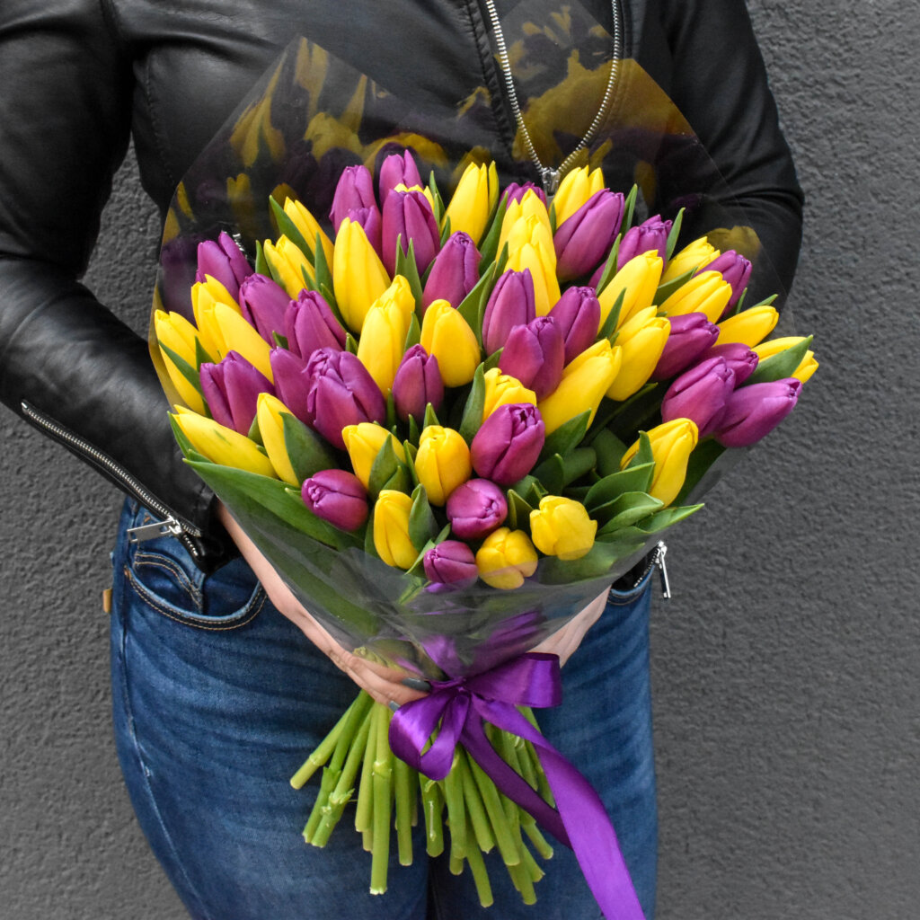 tulpes-moters-dienai-geltonos-ir-violetines