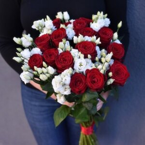 Bouquet of red roses and eustoma