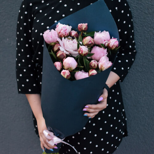  Bouquet of light pink peonies